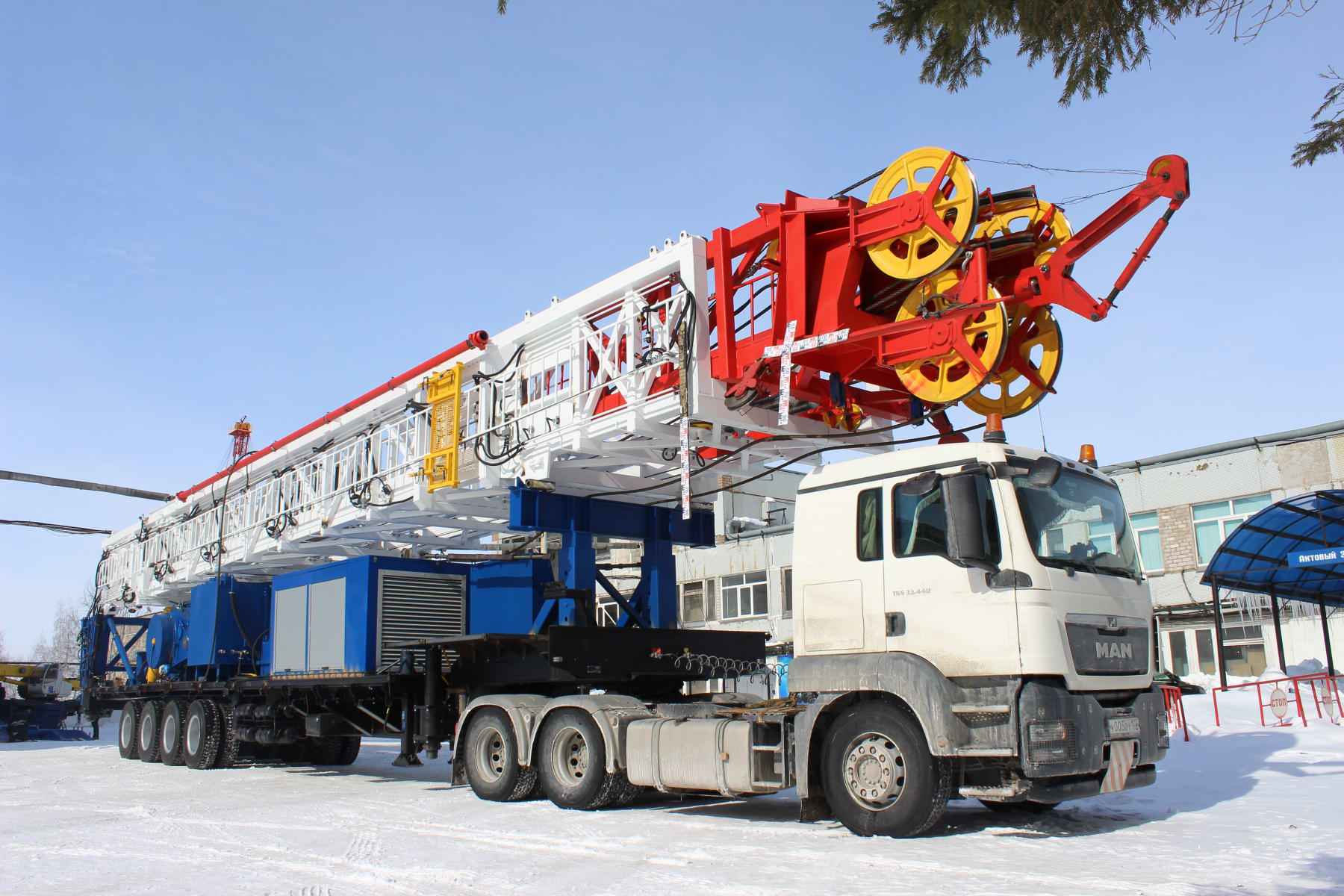 Мобильный буровой комплекс на полуприцепе Идель-270