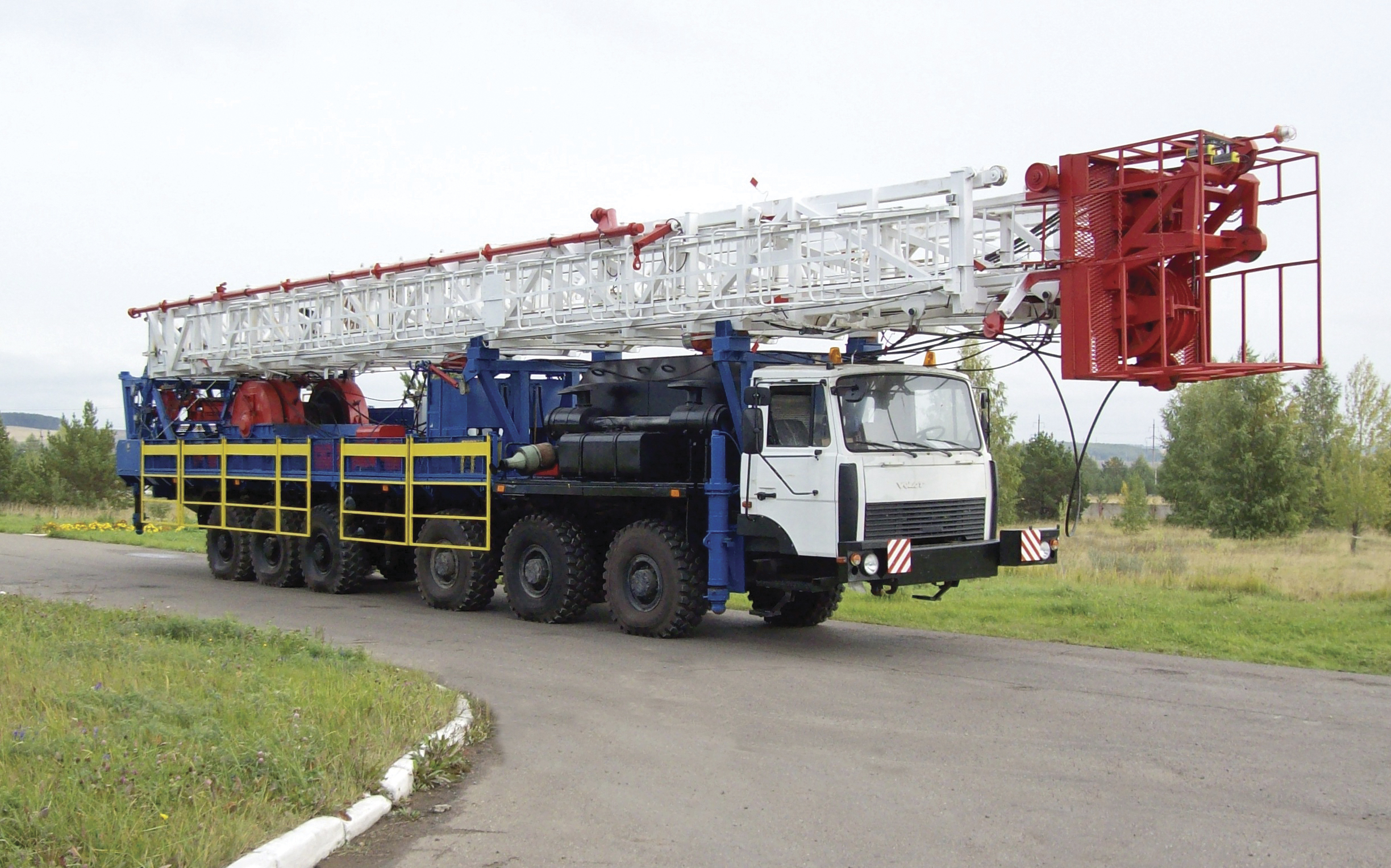 Установка подъемная передвижная для ремонта и бурения скважин на шасси МЗКТ (УПРБ-125)