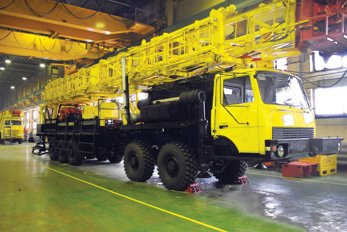 Установка подъемная для ремонта и бурения скважин на шасси МЗКТ (УПР-100)